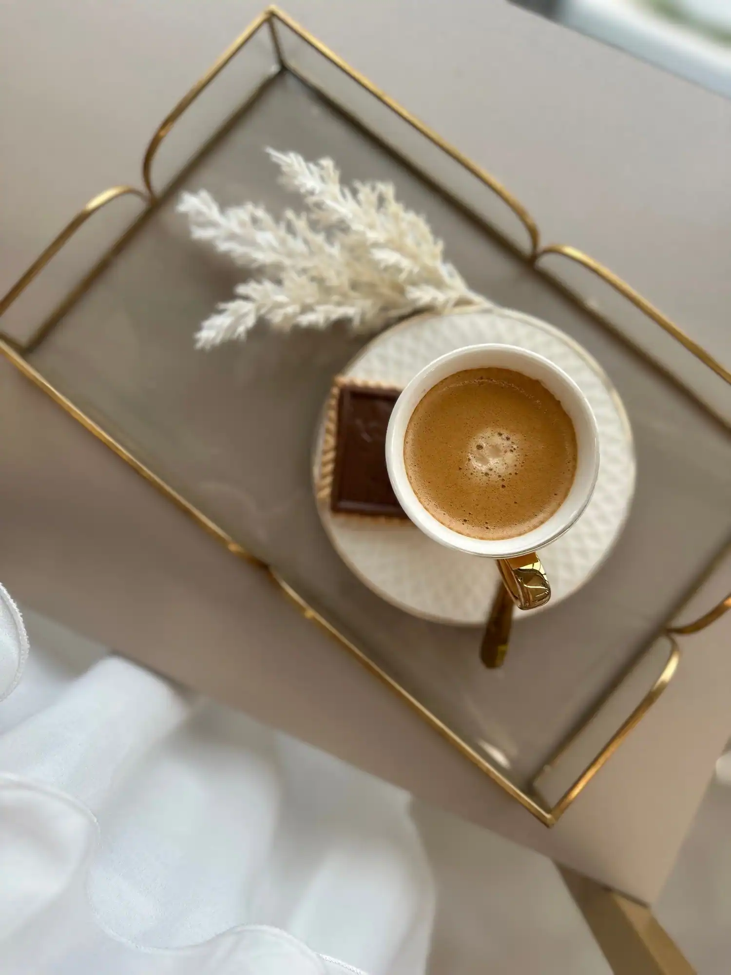 Xícara de café e decoração elegante